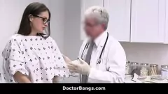 Jouer Un docteur coquin profite d'un patient adolescent innocent avec une énorme bite pendant l'examen