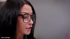 Jouer Le patron Seth Gamble domine la belle-mère Daisy Stone et la secrétaire Avi Love dans un trio coquin avec anal, haut-le-cœur et bondage.