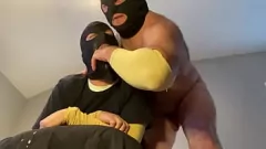 Reproducir El marido alfa dominante degrada a su sumisa esposa mariquita con una brutal sesión de mamada de garganta profunda