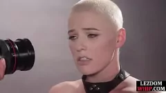 Oynat Strapon, şaplak ve yüze oturma ile yoğun lezbiyen bdsm oturumunda büyük memeli ve kızıl saçlı baskın sarışın milf